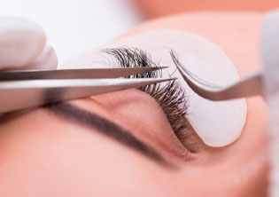 Классическое и объемное наращивание ресниц
