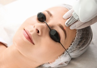 Удаление старого перманентного макияжа при помощи ремувера